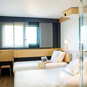 Connecting Room